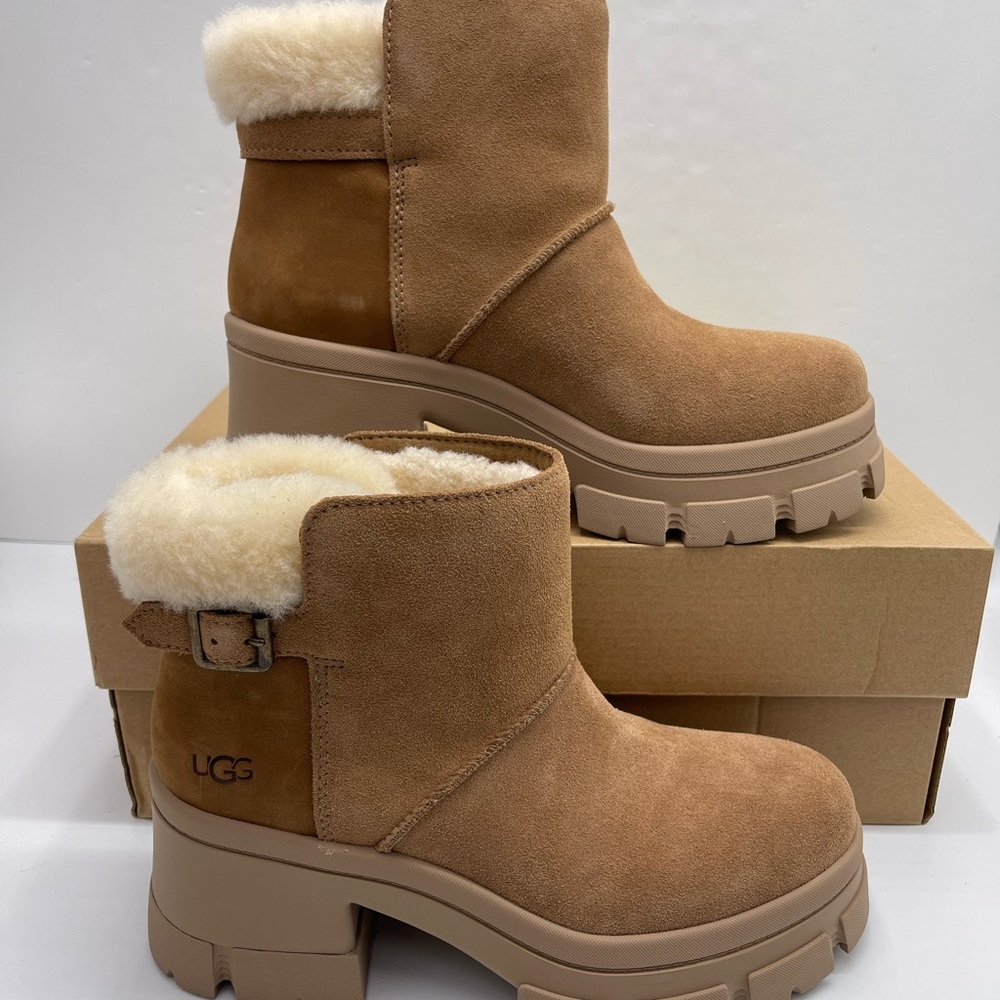 UGG Women's Tan Shearling
W BROOKLYN BUCKLE
CHESTNUT PLATFORM HIGH HEELS BOOTS